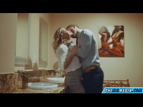 ❤️ Gava ku blondeyek busty we di nav hewşek gelemperî de dixapîne Porno vk li porno ku.nullscripts.top ❤
